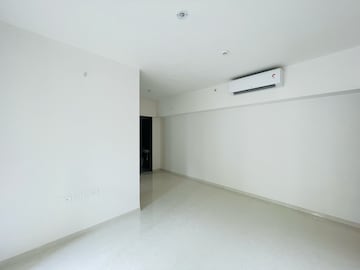 Room in 2 BHK Apartment at Lodha Amara, Sandoz Baug – for Rent