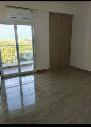 Room in 3 BHK Apartment at Green Home, Sector 73 – for Sale