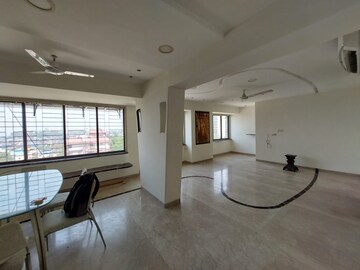 2 BHK Apartment For Rent in Khar West