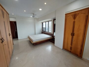 Room in 2 BHK Apartment at Khar West – for Rent