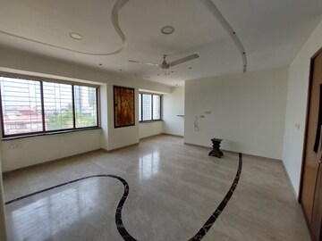 Room in 2 BHK Apartment at Khar West – for Rent