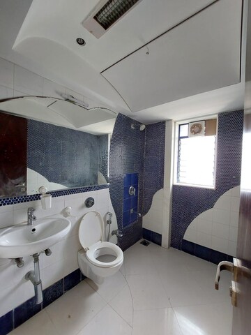 Team Area in 2 BHK Apartment at Khar West – for Rent