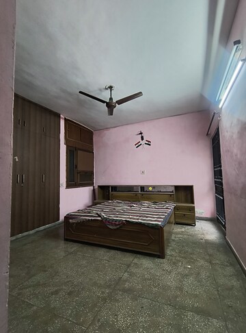 Bedroom in 3.5 BHK Apartment at Sarita Vihar – for Rent