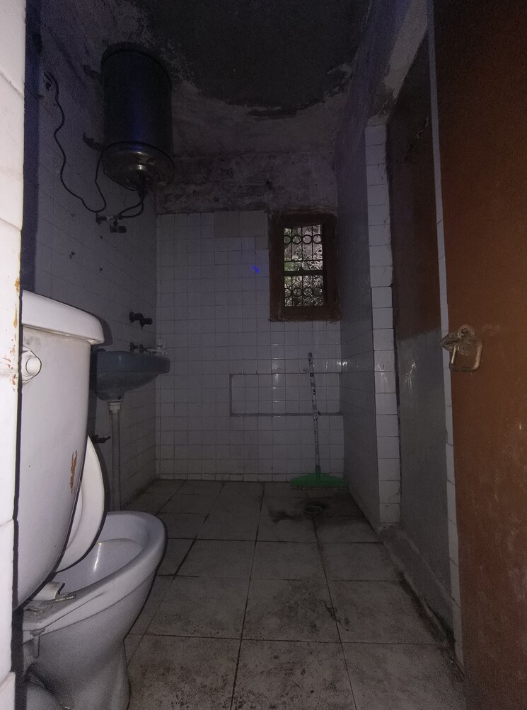 Bathroom, sarita vihar 3.5 Bedroom 1700 Sq.Ft. Apartment In Sarita Vihar Delhi 9078526