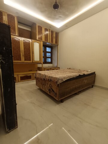 Bedroom in 3.5 BHK Apartment at Mayur Vihar Phase 1 – for Rent