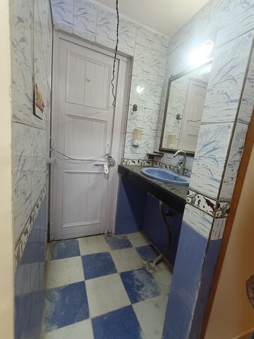 Attached Bathroom in 3.5 BHK Apartment at Mayur Vihar Phase 1 – for Rent