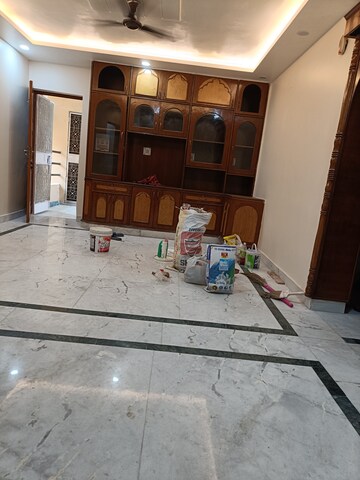 Room in 3.5 BHK Apartment at Mayur Vihar Phase 1 – for Rent