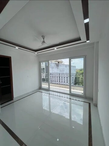 Room in 2 BHK Builder Floor at Saket – for Rent