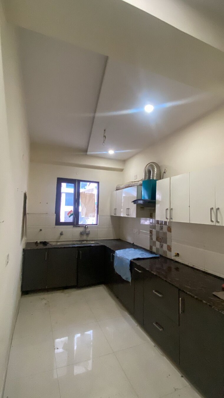 Kitchen, kishanpura 3 Bedroom 125 Sq.Yd. Apartment In Kishanpura Zirakpur 9078636