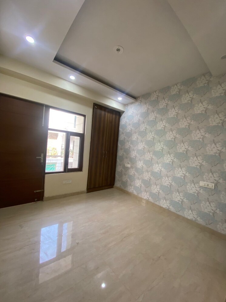 Room, kishanpura 3 Bedroom 125 Sq.Yd. Apartment In Kishanpura Zirakpur 9078636