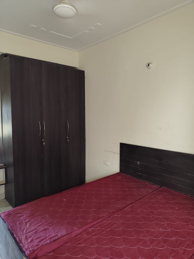 Room, dhakoli 2 Bedroom 100 Sq.Yd. Apartment In Dhakoli Zirakpur 9078644