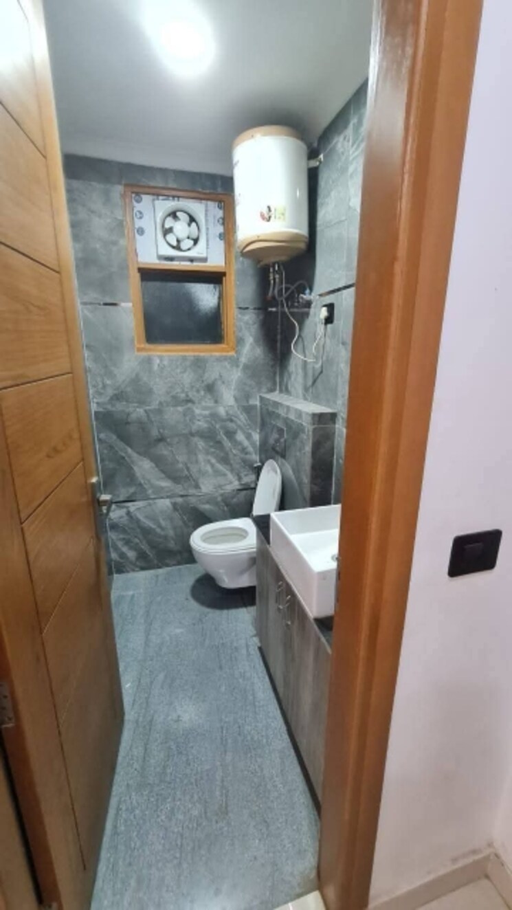 Bathroom, freedom fighters enclave 2 Bedroom 900 Sq.Ft. Apartment In Freedom Fighters Enclave Delhi 9078650
