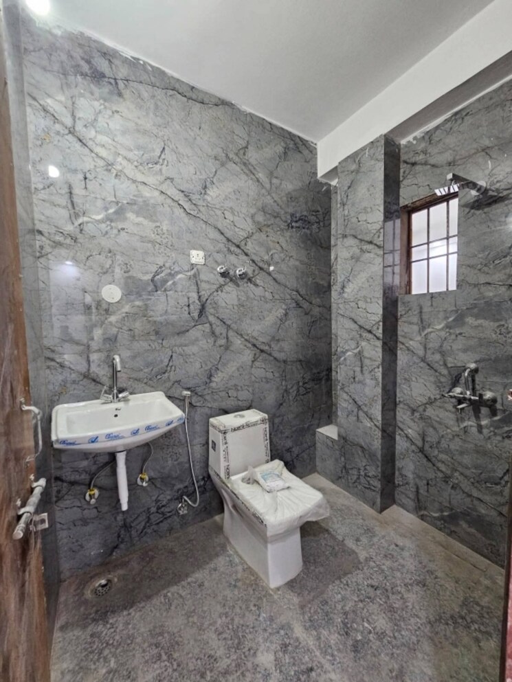 Bathroom, freedom fighters enclave 3 Bedroom 1550 Sq.Ft. Apartment In Freedom Fighters Enclave Delhi 9078658