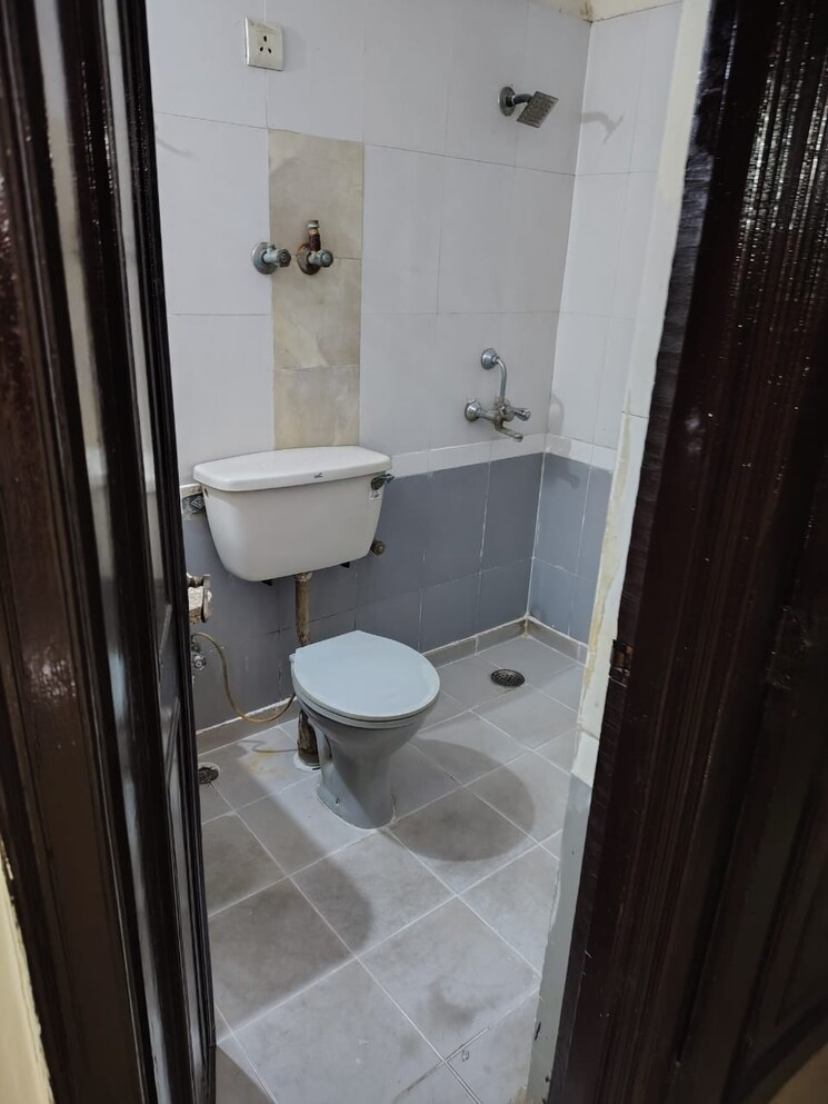 Bathroom, amrapali-royal 2 Bedroom 1475 Sq.Ft. Apartment In Vaibhav Khand Ghaziabad 9078702