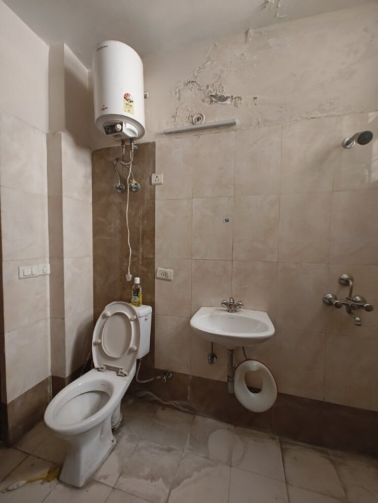 Bathroom, wave-dream-homes 2 Bedroom 808 Sq.Ft. Apartment In Wave City Ghaziabad 9078714