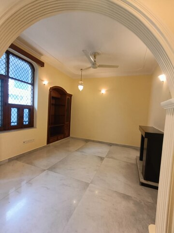 Room in 2 BHK Builder Floor at Saket – for Rent