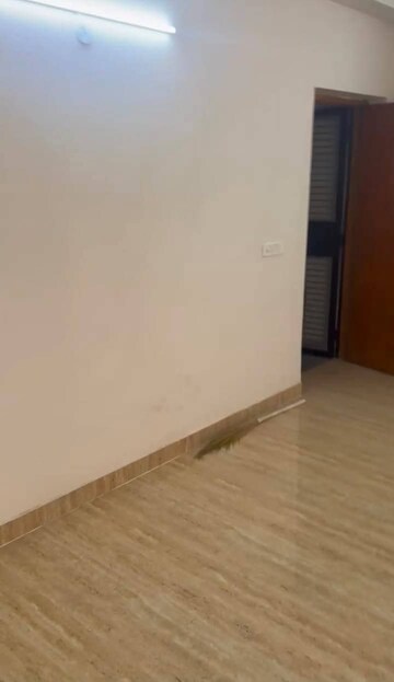 Room in 2 BHK Apartment at Amrapali Golf Homes, Sector 4 Greater Noida – for Rent