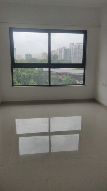 Room in 2 BHK Apartment at Kalpataru Immensa, Kolshet Road – for Rent