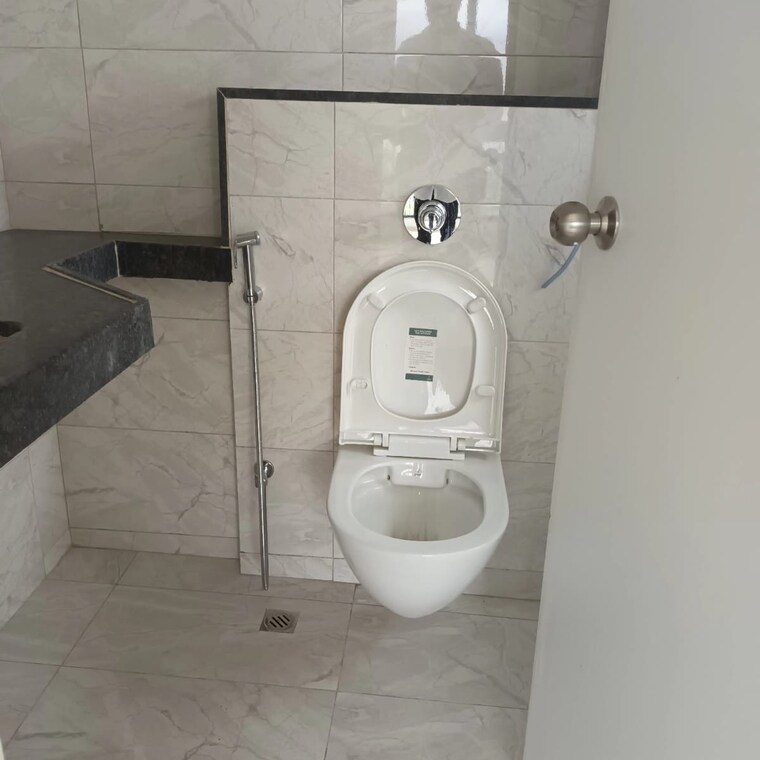 Bathroom, amanora-gold-towers 2 Bedroom 950 Sq.Ft. Apartment In Amanora Park Town Pune 9078911