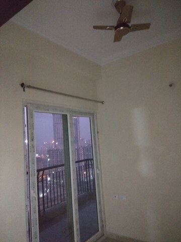 Room in 2.5 BHK Apartment at Apex Athena, Sector 75 – for Rent