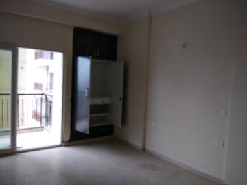 Room in 2.5 BHK Apartment at Apex Athena, Sector 75 – for Rent