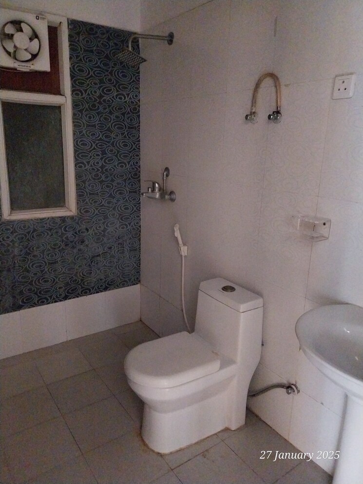 Bathroom, zeta i greater noida 3 Bedroom 1350 Sq.Ft. Apartment In Zeta I Greater Noida Greater Noida 9079004