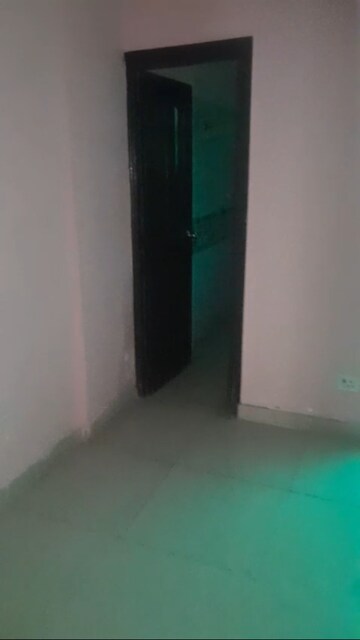 Room in 2.5 BHK Apartment at Wave City, Wave City – for Rent