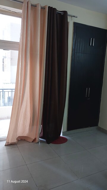 Room in 3 BHK Apartment at Zeta I Greater Noida – for Sale