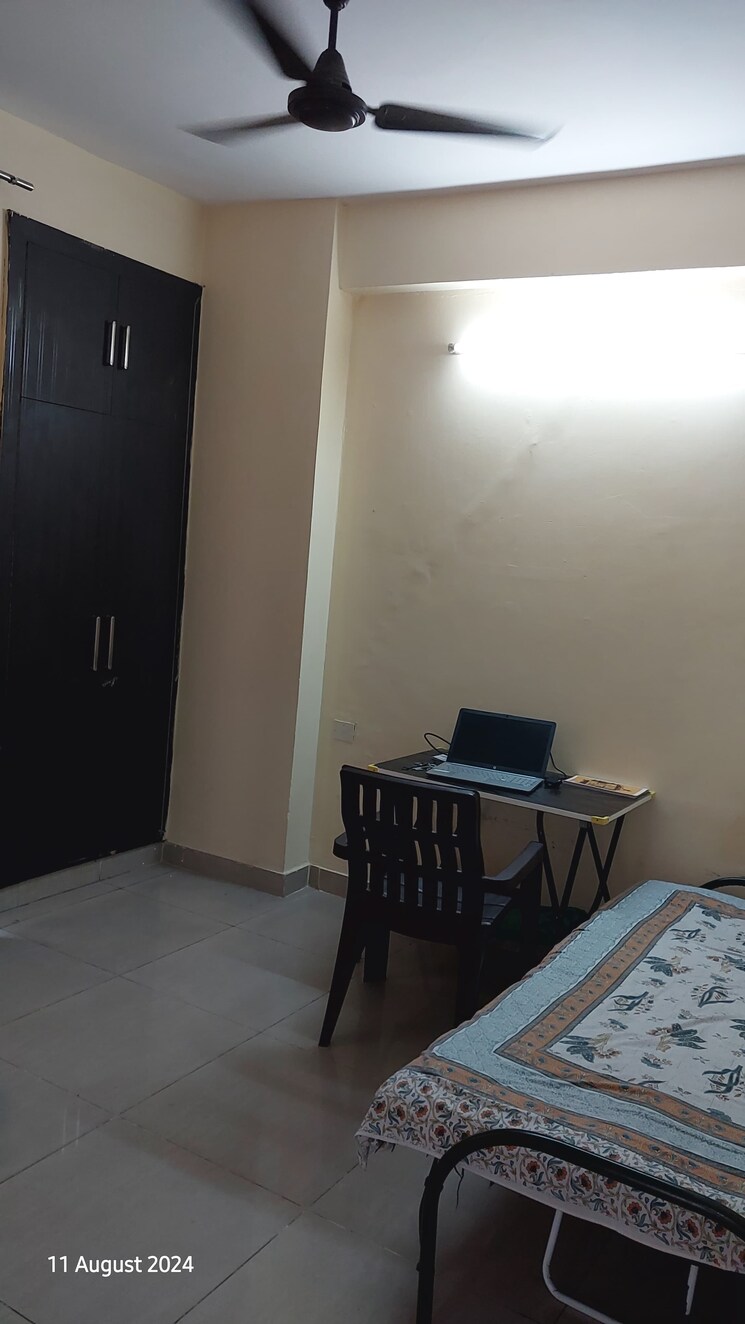 Room, zeta i greater noida 3 Bedroom 1350 Sq.Ft. Apartment In Zeta I Greater Noida Greater Noida 9079089
