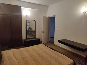 Room in 2 BHK Apartment at DLF Silver Oaks, Sector 26 – for Rent