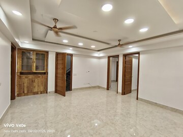 Room in 3 BHK Builder Floor at Vasant Kunj – for Rent