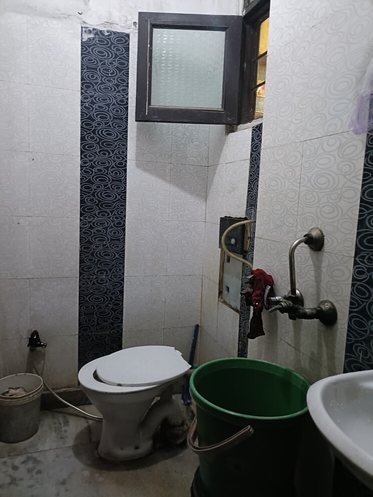 Bathroom, new ashok nagar 1.5 Bedroom 30 Sq.Yd. Builder Floor In New Ashok Nagar Delhi 9079166