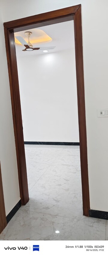 Room in 3 BHK Apartment at Sector 3 Dwarka – for Rent