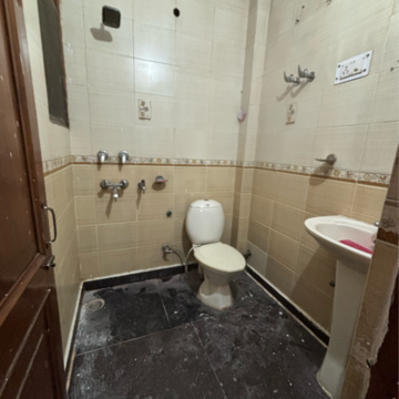 Bathroom in 3 BHK Builder Floor at Rohini Sector 16 – for Rent