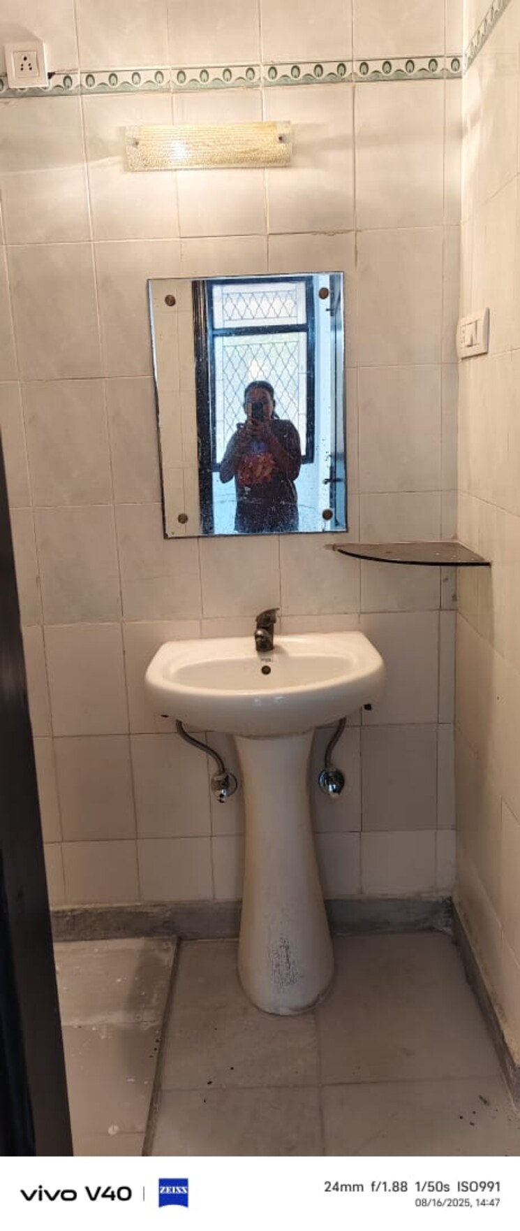 Bathroom, sector 19 dwarka 3 Bedroom 1500 Sq.Ft. Apartment In Sector 19 Dwarka Delhi 9079239