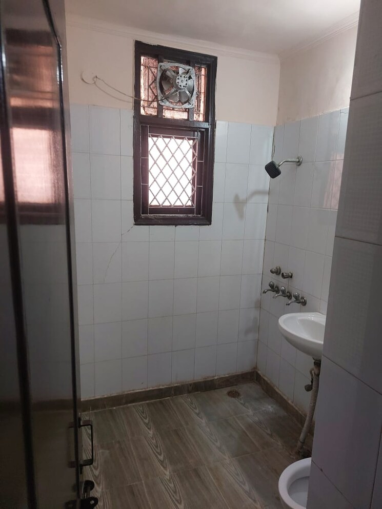 Bathroom, sector 37 4 Bedroom 2400 Sq.Ft. Builder Floor In Sector 37 Faridabad 9079289
