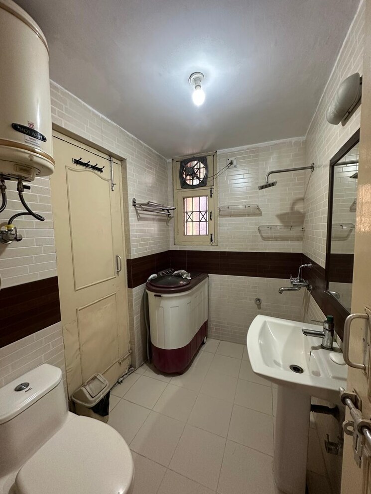 Attached Bathroom, sector 7 dwarka 2 Bedroom 1250 Sq.Ft. Apartment In Sector 7 Dwarka Delhi 9079298