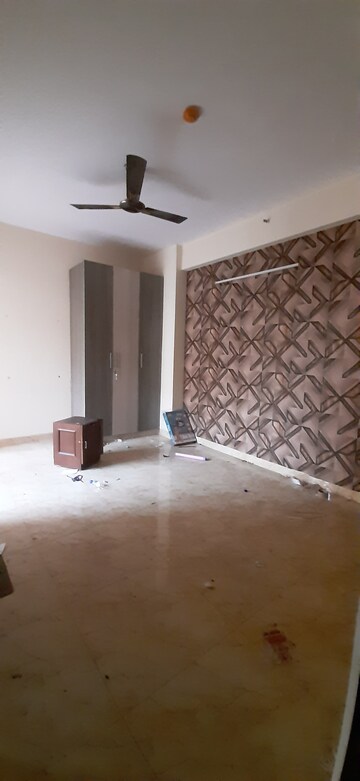 Room in 3 BHK Apartment at Land Craft Golf Links Apartment Phase 2, Pandav Nagar – for Rent