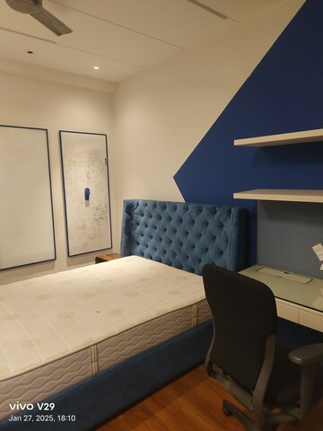 Team Area in 2 BHK Apartment at DLF Silver Oaks, Sector 26 – for Rent