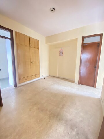 Room in 4 BHK Apartment at Sector 12 Dwarka – for Rent