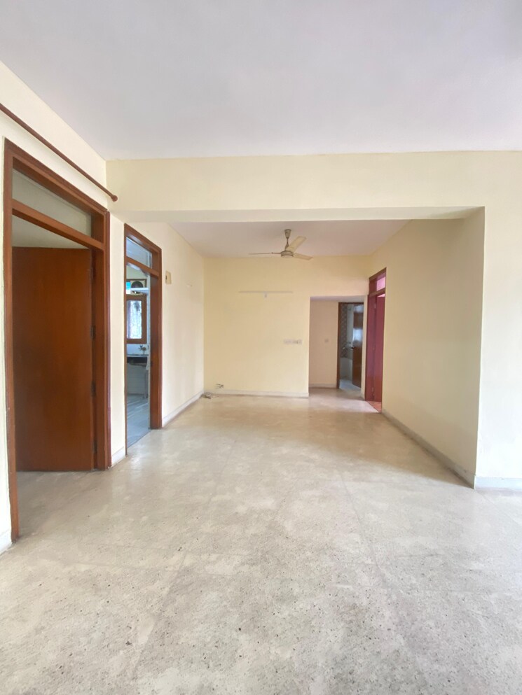 Room, sector 12 dwarka 4 Bedroom 2000 Sq.Ft. Apartment In Sector 12 Dwarka Delhi 9079405