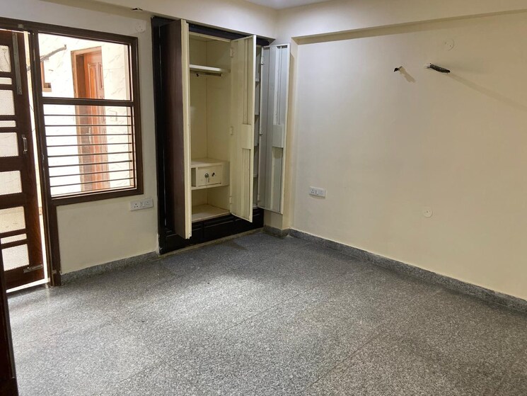 Room, sector 46 2 Bedroom 1800 Sq.Ft. Builder Floor In Sector 46 Gurgaon 9079423