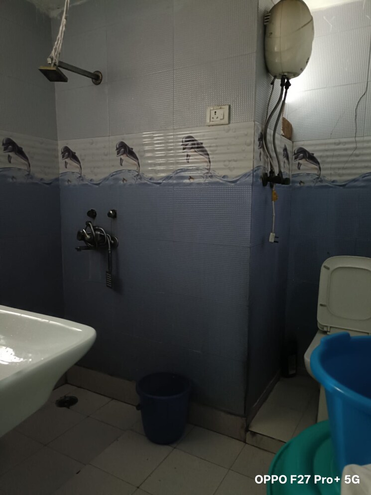 Bathroom, sector 11 dwarka 3 Bedroom 1500 Sq.Ft. Apartment In Sector 11 Dwarka Delhi 9079431