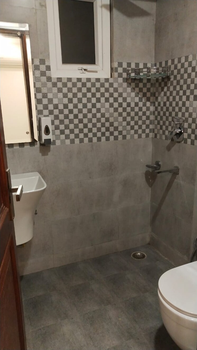 Bathroom, new rajinder nagar 3 Bedroom 1152 Sq.Ft. Builder Floor In New Rajinder Nagar Delhi 9079442