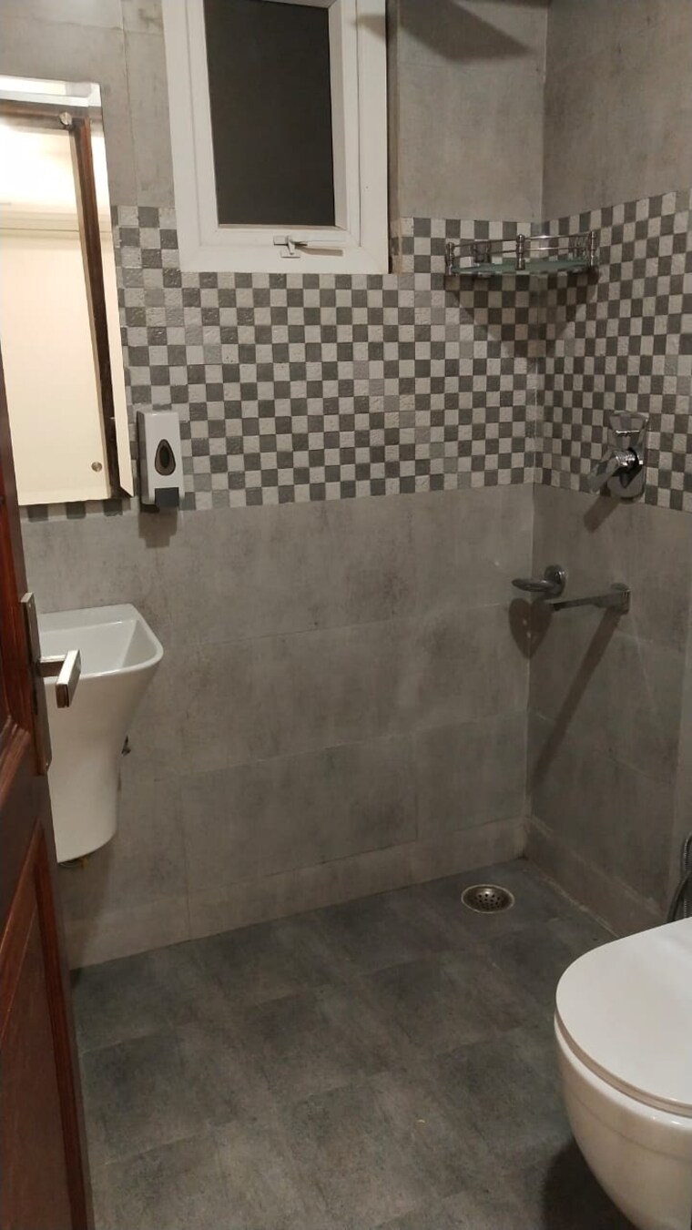 Bathroom, new rajinder nagar 3 Bedroom 1152 Sq.Ft. Builder Floor In New Rajinder Nagar Delhi 9079442