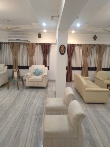 Team Area in 2 BHK Apartment at Golden Square, Santacruz East – for Rent