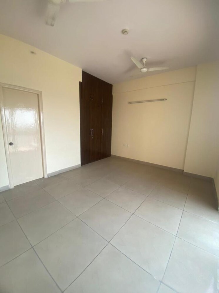 Room, landcraft-golf-links 3 Bedroom 1630 Sq.Ft. Apartment In Pandav Nagar Ghaziabad 9079747