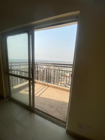 Room in 3 BHK Apartment at Landcraft Golf Links, Pandav Nagar – for Sale