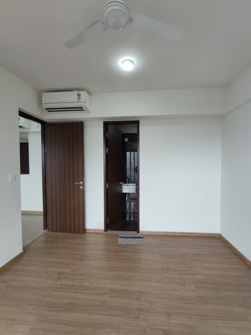 Room in 1 BHK Apartment at Indiabulls One Indiabulls, Pokhran Road No Two – for Rent