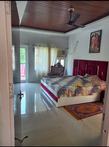 Bedroom in 3.5 BHK Builder Floor at Alaknanda – for Rent